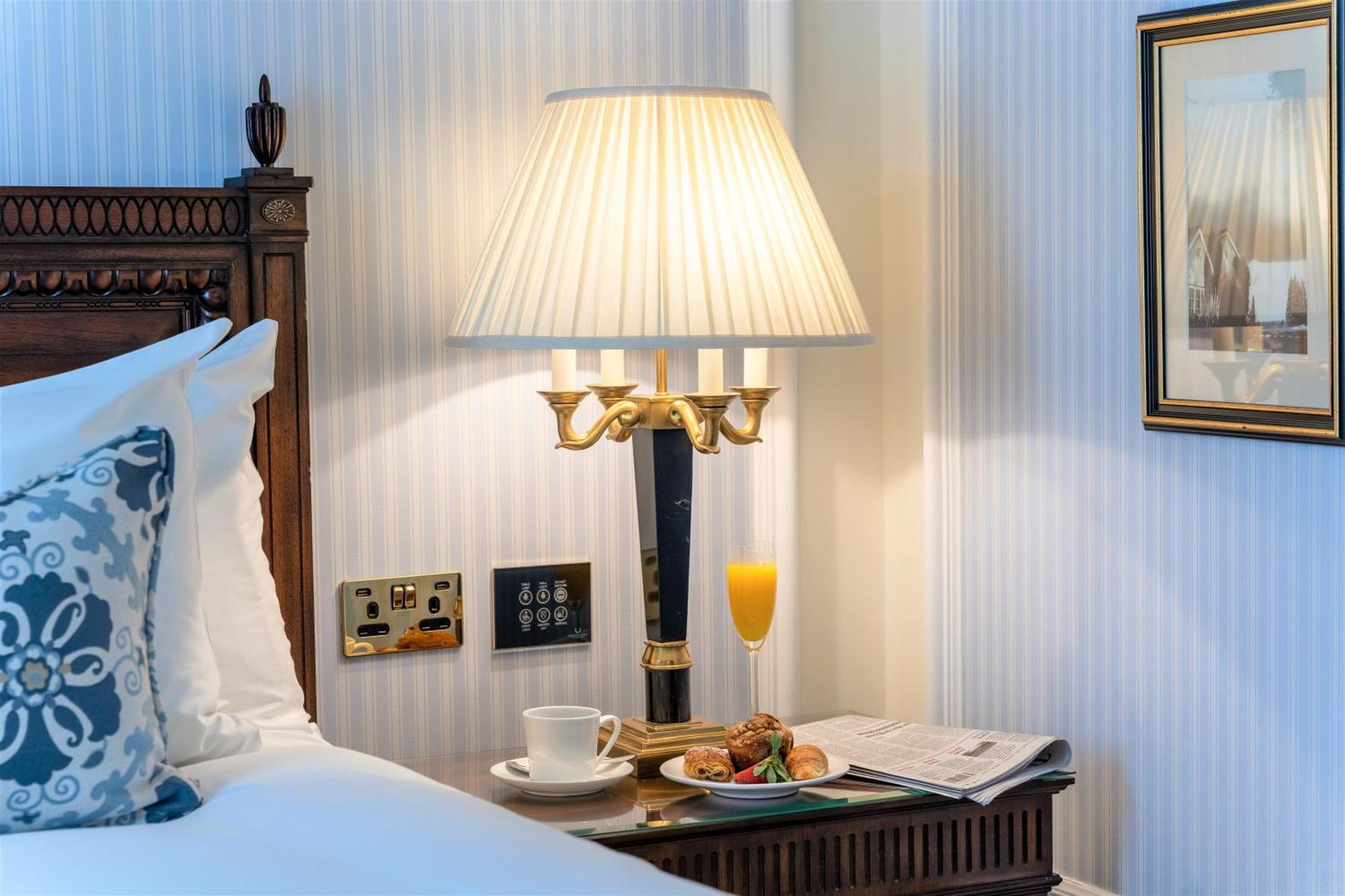 Powerscourt Hotel, Autograph Collection Enniskerry Bagian luar foto A table lamp