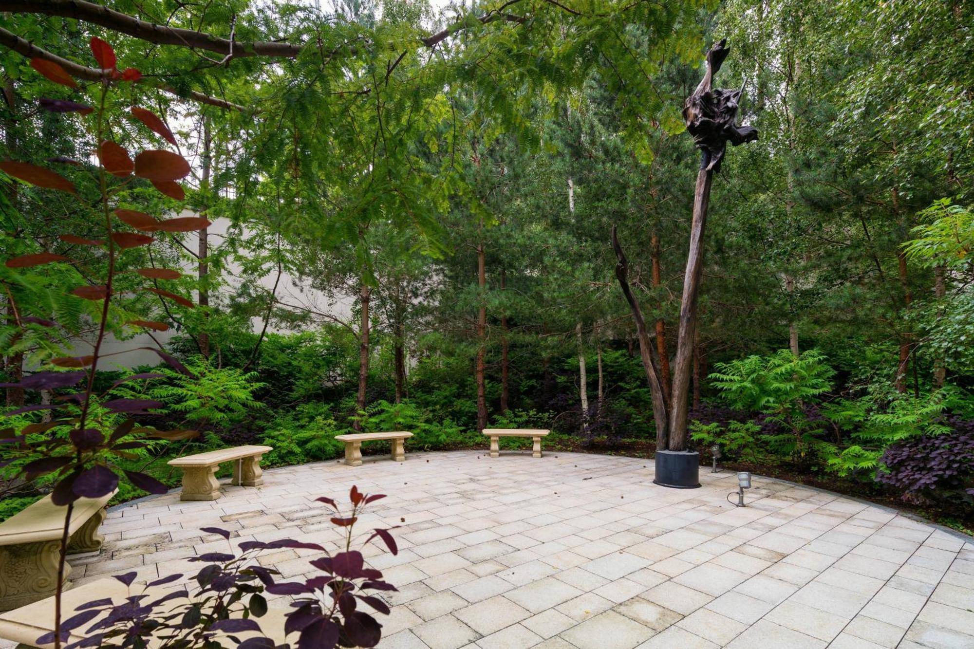 Powerscourt Hotel, Autograph Collection Enniskerry Bagian luar foto The sculpture in 2019